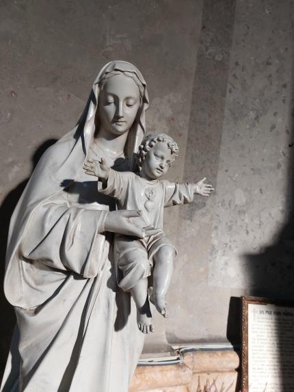 a pápai Szent István Vértanú Templom Mária- Jézus szobra
