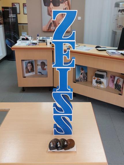 előtérben egy 3D nyomtatott lencsetartó